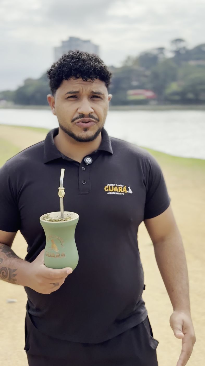 Adestrador do Centro Canino Guará com chimarrão na orla do Guaíba
