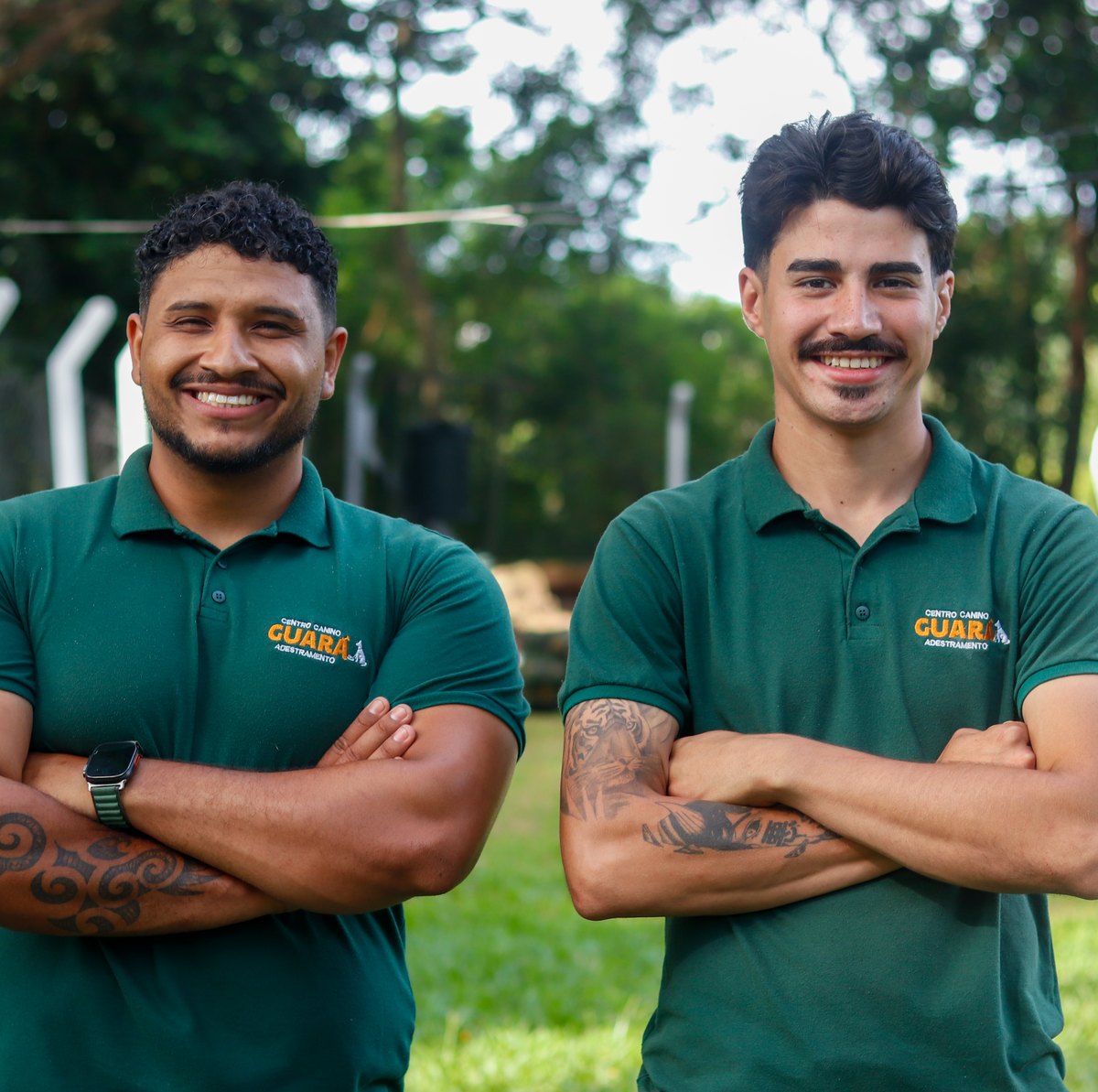Raya e Tavares, sócios fundadores do Centro Canino Guará, uniformizados
